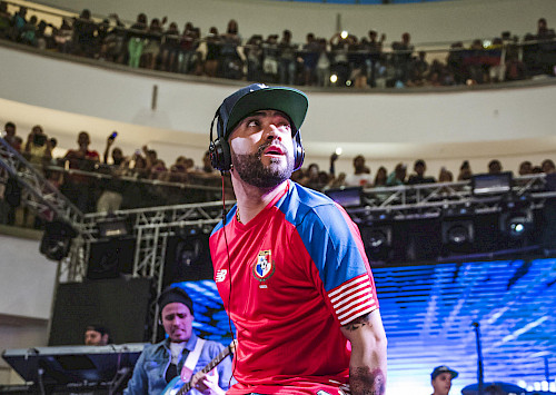 Nacho presentándose en Alta Plaza Mall